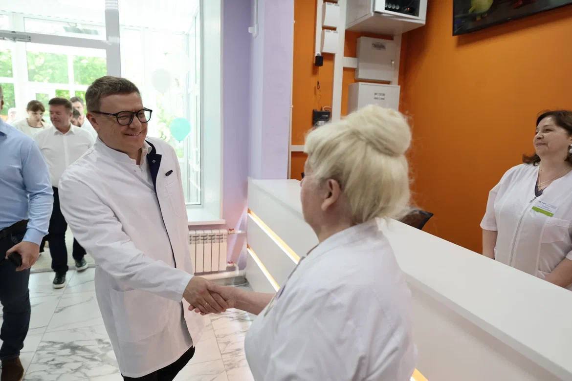 В канун Дня защиты детей в Еманжелинске завершен капитальный ремонт детской поликлиники. Уже в понедельник здесь будут ждать пациентов. В поликлинике всё новое. И конечно, яркие цвета, комфортные условия, заботливые врачи и медсестры — всё это будет способствовать скорому выздоровлению. Детская поликлиника — это часть масштабных обновлений в медгородке Еманжелинска. В главном корпусе тоже завершился ремонт. Обновлены приёмное и реанимационное отделения, также отделение медицинской реабилитации и кабинет ЛФК. Установлено современное оборудование. И уже есть хорошие результаты. Снизилось число жалоб пациентов, сюда едут работать специалисты — за два года 13 врачей и 14 медсестер. Это лишь подтверждает то, насколько важно создавать комфортные условия. Напомню, что медицинские учреждения обновляем по федеральной программе модернизации первичного звена. И это стало возможным благодаря поддержке Президента России.