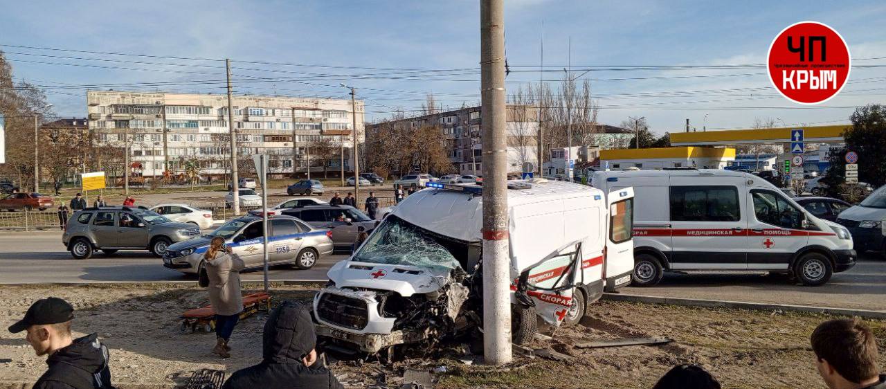 В Керчи в районе автовокзала автомобиль скорой помощи врезался в столб. Об этом сообщают очевидцы