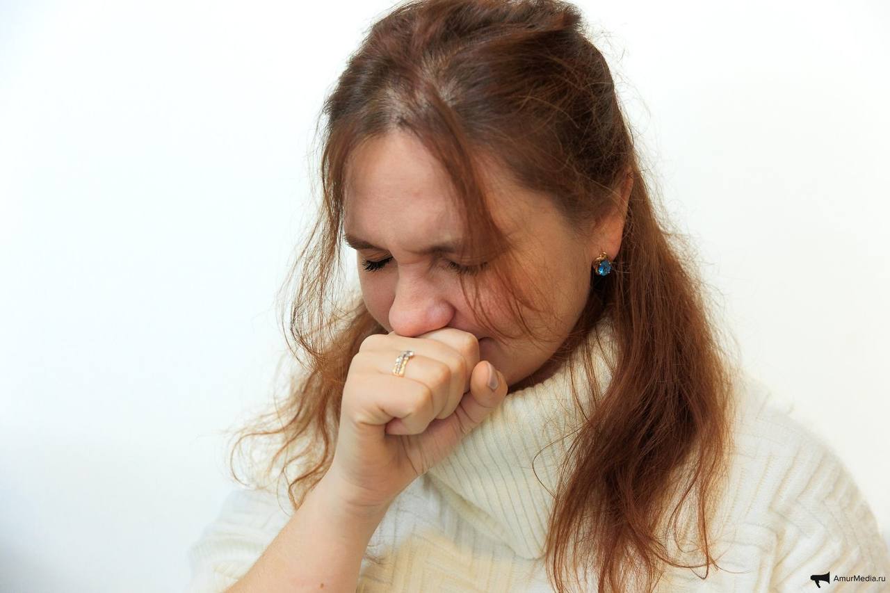 Ситуация с корью в Хабаровске находится под контролем В начале декабря 2025 года в Хабаровске были выявлены несколько случаев кори в одном многоквартирном доме для которого сразу ввели карантин Специалисты оперативно выявили и вакцинировали всех контактивных лиц На сегодня ситуация с корью находится под полным контролем угрозы для здоровья жителей края нет сообщили в Минздраве Корь опасное вирусное заболевание особенно для невакцинированных детей и взрослых Специфического лечения не существует терапия направлена на облегчение симптомов Единственная надёжная защита вакцинация   AmurMedia Написать нам AmurMedia в Дзен