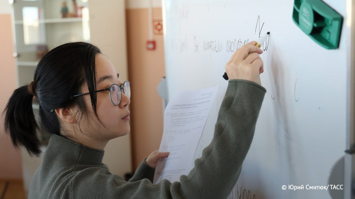 Создана нейросеть для обучения иностранцев русскому языку рассказал ТАСС заведующий лабораторией ИИ РУДН Резаиан Наим С ее помощью человек может тренировать сложные для произношения слоги и слова а также участвовать в имитированных диалогах Подпишись на ТАСС Наука