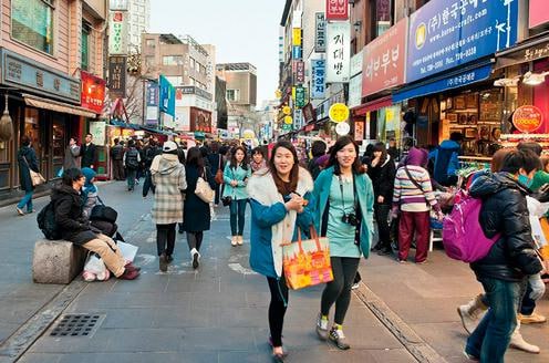 Южная Корея запустила для иностранцев с нелегальным статусом специальную 90 дневную программу добровольного выезда без штрафов и запрета на повторный въезд Она будет действовать с 1 декабря 2025 года по 28 февраля 2026 года Участвовать смогут только те кто уже имел статус незаконного пребывания на момент начала программы и добровольно подаст заявление перед отъездом При этом режим не распространяется на людей которые пересекли границу нелегально использовали поддельные документы совершили уголовные преступления или подлежат принудительной депортации а также на тех кто стал нелегалом после 1 декабря Подробнее на нашем сайте Актуальные новости из Центральной Азии fergananews