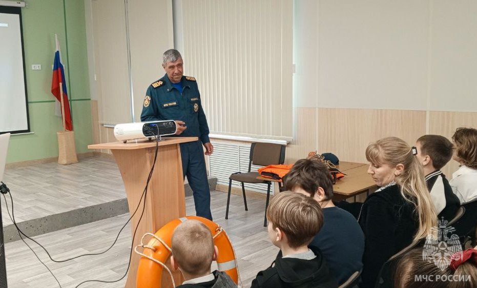 В преддверии летних каникул сотрудники МЧС провели занятие для учащихся Генической школы №4  Инспекторы Государственной инспекции по маломерным судам рассказали школьникам о видах водоемов, их особенностях и возможных опасностях.  "Важно, чтобы подобные мероприятия проводились регулярно, ведь безопасность на воде — это ответственность каждого из нас", — отметил Алексей Горушкин, старший государственный инспектор по маломерным судам.    ПОДПИСАТЬСЯ НА ТАВРИЮ
