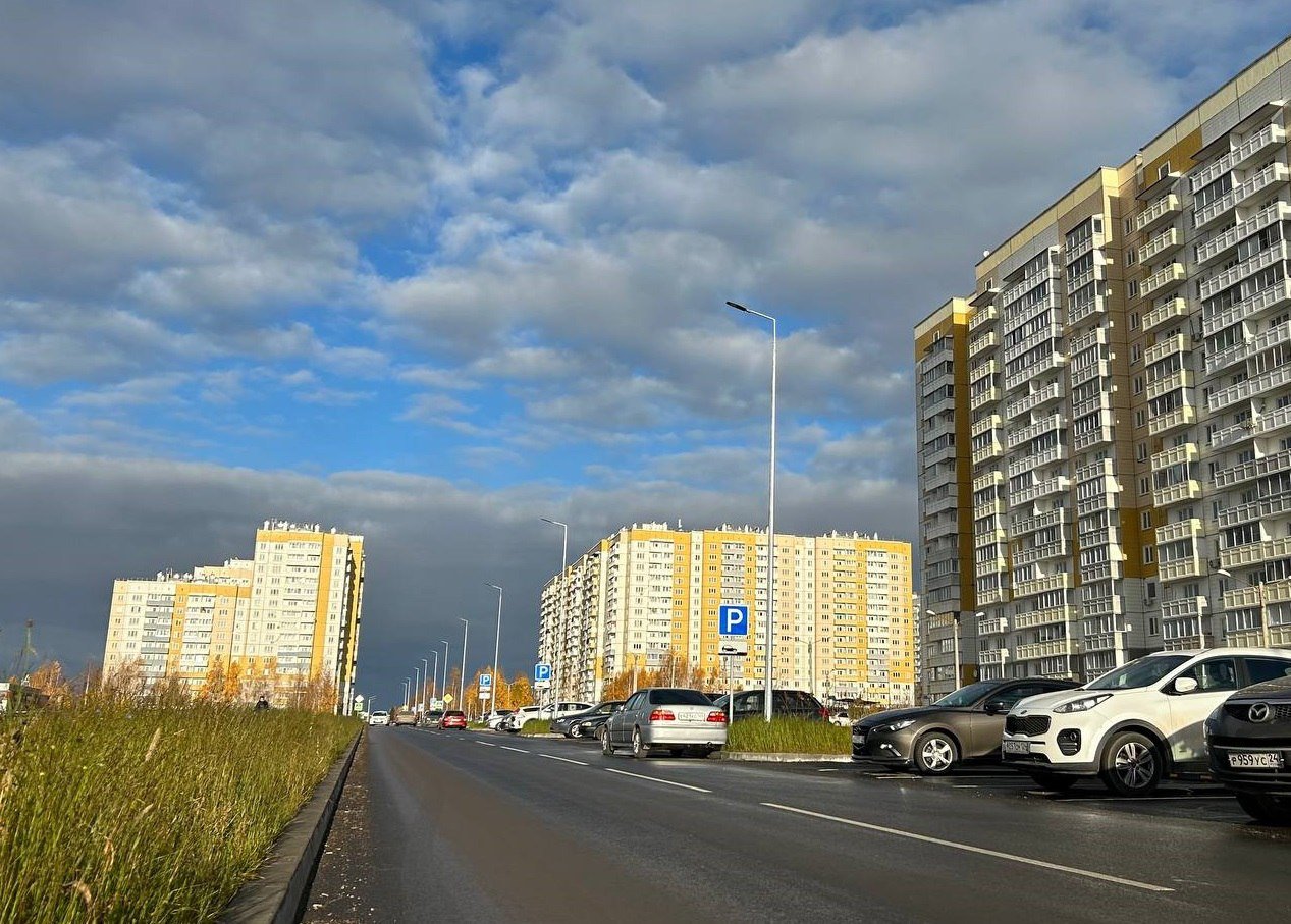 В красноярский микрорайон Солнечный появится новая дорога  Ее начнут строить в 2025 году. Уже известно, что трассу проложат от Гриболевской по улице Соколовской в направлении района Солонцы-2 через улицу Афанасия Тавакова до переезда на Северное шоссе. Она будет дублировать 9 Мая и Енисейский тракт.   : телеграм-канал adm_krasnoyarsk