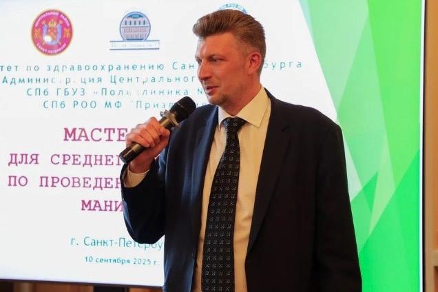 В администрации Центрального района сменился временно исполняющий обязанности главы района Вместо Максима Романцова этот пост занял заместитель главы Александр Векслер Как сообщили ЗАКС Ру в пресс службе района Романцов больше не работает в администрации Романцов занимал должность врио главы района чуть больше трех месяцев губернатор назначил его на этот пост 2 июня До назначения Романцов трудился в Государственной жилищной инспекции В прошлом чиновник дважды избирался в муниципальный совет МО Юнтолово от Единой России Подробнее на ЗАКС Ру