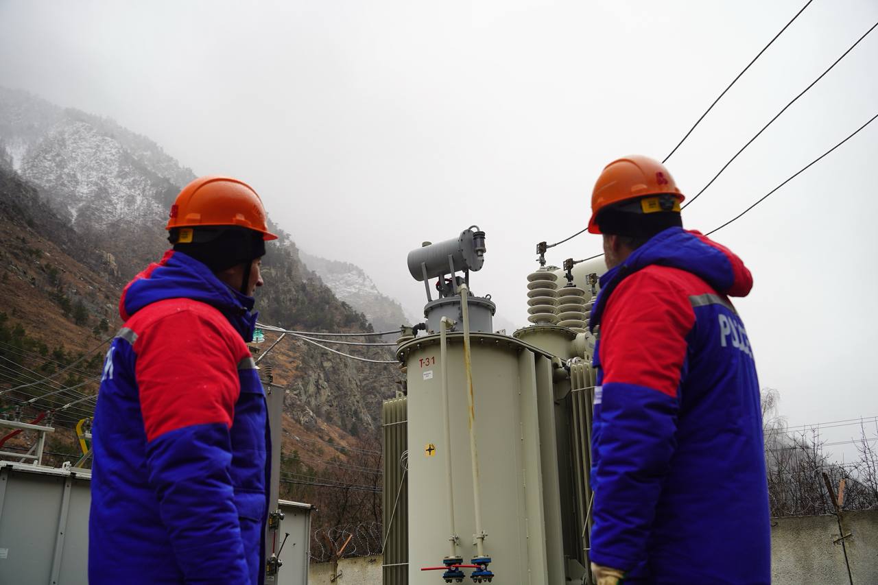 Специалисты Каббалкэнерго восстанавливают электроснабжение части потребителей Эльбрусского района Специалисты филиала Россети Северный Кавказ Каббалкэнерго восстанавливают электроснабжение частипотребителей Эльбрусского района после технологического нарушения на энергообъекте В настоящее время в восстановительных мероприятиях задействованы 11 специалистов Каббалкэнерго и необходимая спецтехника Специалисты делают всё возможное для скорейшего устранения технологического нарушения Каббалкэнерго напоминает о необходимости неукоснительного соблюдения правил безопасности вблизи линий электропередачи ЛЭП и других энергообъектов Запрещается приближаться к оборванным проводам ЛЭП ближечем на 8 метров самостоятельно восстанавливать электроснабжение Сообщить о нарушениях электроснабжения и замеченных повреждениях энергообъектов можно круглосуточно по телефону контакт центра компании Россети 8 800 220 0 220 220 для набора с мобильных устройств звонок бесплатный