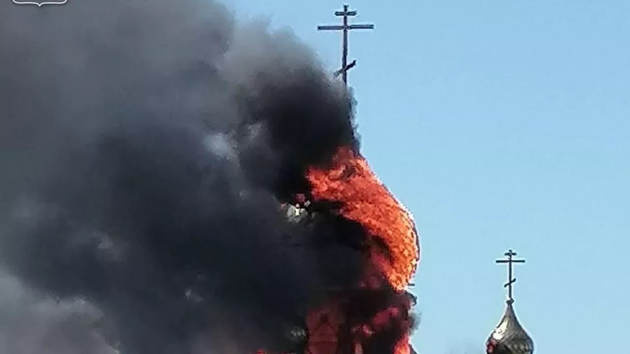 АТАКА ВСУ УДАРИЛИ ПО ХРАМУ В БЕЛГОРОДСКОЙ ОБЛАСТИ ВСУ нанесли удар по храму Георгия Победоносца в селе Толоконное, сообщил губернатор Белгородской области Вячеслав Гладков. «Враг снова бьет по нашим святыням: на храм Георгия Победоносца в селе Толоконное Белгородского района совершена атака вражеского дрона. В результате его детонации загорелись купола», – написал глава Белгородской области Вячеслав Гладков. Благодаря оперативной и слаженной работе бойцов самообороны возгорание удалось локализовать и предотвратить более серьезные последствия, добавил Гладков. Это не первая подобная атака ВСУ в Белгородской области. На прошлой неделе противник уничтожил деревянный храмовый комплекс Новый Иерусалим. Украинские военные сбросили на него боеприпасы с дронов. Губернатор уточнил, что при пожаре никто не пострадал, уцелели только входная группа, фундамент монашеского корпуса с кельями, летняя трапезная и две часовни – Матери Божией «Скорбящая» и обретения креста Господня. Белгородская епархия сообщала, что планирует восстановить Новый Иерусалим. В регионе действует режим контртеррористической операции. Фото: Настоящий Гладков / Telegram #аврорамедиа_россия Telegram-экосистема АВРОРА МЕДИА МЕДИА НОВОСТИ РЕГИОН ЛАЙФ СПОРТ ГЕРЛЗ ХАЙТЕК ПЕРСОНЫ ИНСАЙД КРИМИНАЛ МОЛОДОСТЬ LIVE АВРОРА МЕДИА YOUTUBE RUTUBE