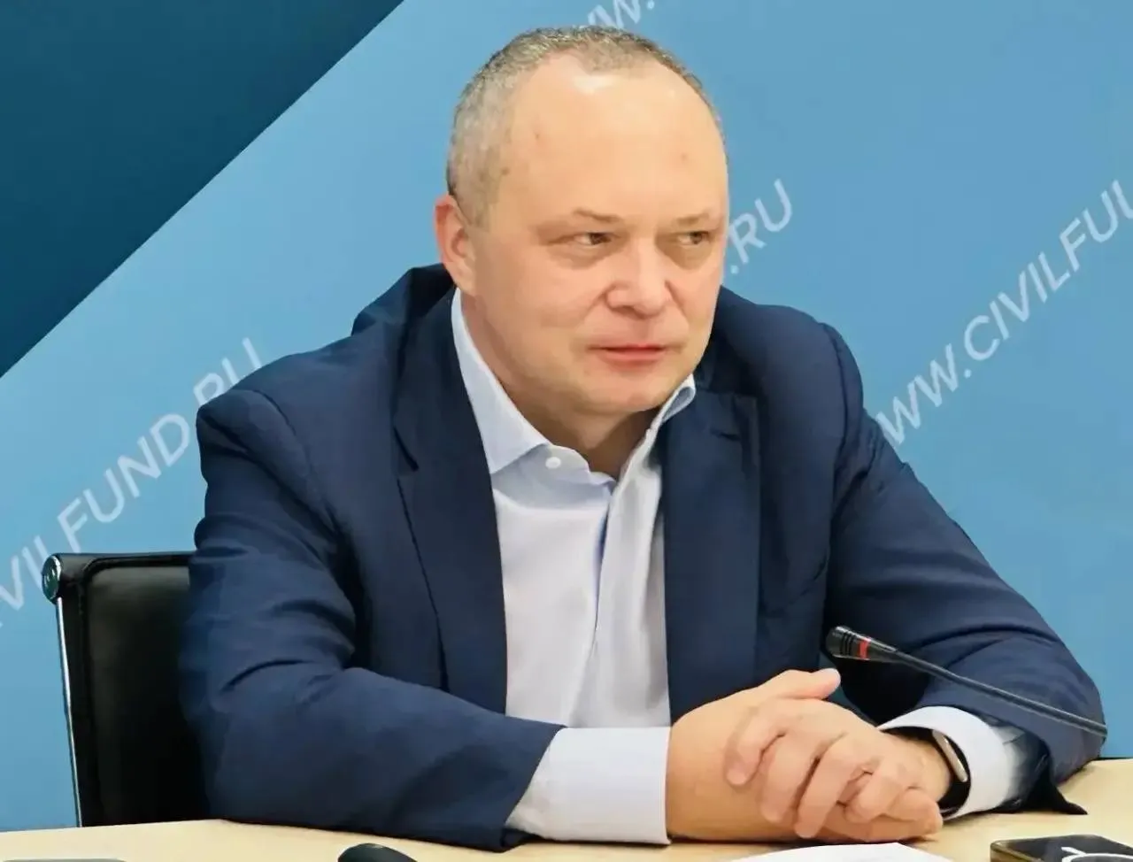 Константин Костин о праймериз Единой России на круглом столе Выборы 2026 предэлекторальный этап Стартовые позиции рейтинги отбор кандидатов Процедура предварительного голосования введенная в практику партией власти перестала быть новацией и экспериментом и является важной частью избирательного процесса На сегодняшний день вслед за Единой Россией все остальные партии тоже прибегают к использованию тех или иных форм праймериз Есть много дискуссий политических менеджеров на предмет того стоит или нет делать предварительное голосование именно так как его проводит партия Единая Россия имея в виду высокую трудоемкость открытой формы и большую нагрузку на партийную инфраструктуру У этой процедуры есть четыре варианта в числе которых проведение закрытых праймериз Но тем не менее когда речь идет о выдвижении кандидатов в Госдуму у Единой России голосование проходит открыто Любой гражданин может зарегистрироваться выборщиком и принять участие в оценке кандидатов Как элемент предэлекторального этапа федеральной кампании по выборам в Госдуму это на сегодняшний день пожалуй лучший формат поскольку он позволяет кандидатам задолго до начала кампании развернуть штабы установить контакты с избирателями протестировать свой политический актив На самом деле выборы к моменту выдвижения списков кандидатов в электоральном смысле можно считать уже состоявшимися как минимум на две трети Все что будет происходить дальше это борьба за ситуативный электорат и корректировки позиций которые наработаны участниками до этого будут уже крайне незначительны