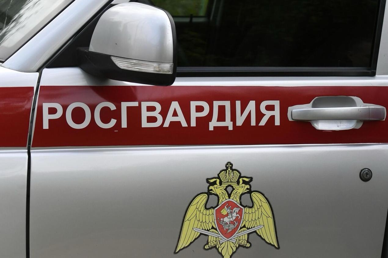 Мужчина в Москве несколько раз ударил ножом Росгвардейца СК Правоохранитель остановил его по подозрению в распространении наркотиков Во время проверки злоумышленник напал на силовика и нанес ему несколько ударов Он скрылся с места происшествия Сотрудник Росгвардии госпитализирован
