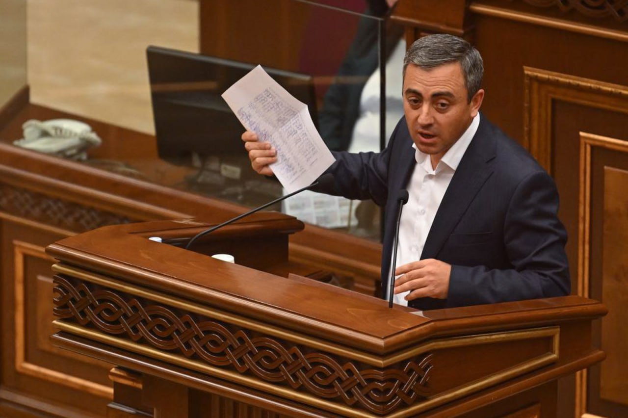Парламентская фракция Армения поддержала инициативу коллег из блока Честь имею об импичменте властям Представитель фракции Ишхан Сагателян на сегодняшних слушаниях передал инициаторам подписи всех 28 депутатов от Армении Однако для ввода проекта в оборот нужны в общей сложности 36 голосов для успешного голосования 54 Суммарно у Армении и Честь имею 34 голоса SputnikARM