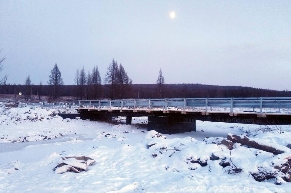 Прокуратура Тунгокоченского района проверила соблюдение законодательства о дорогах и безопасности движения Выяснилось что осенью 2024 года пожар уничтожил мост на дороге регионального значения Усугли Тунгокочен Прокуратура выдвинула претензии Забавтодору но нарушения не устранили Тогда подали иск в районный суд с требованием построить мост Суд полностью поддержал прокурора Сейчас мост восстановлен движение по нему возобновлено ZAB RU Проголосовать