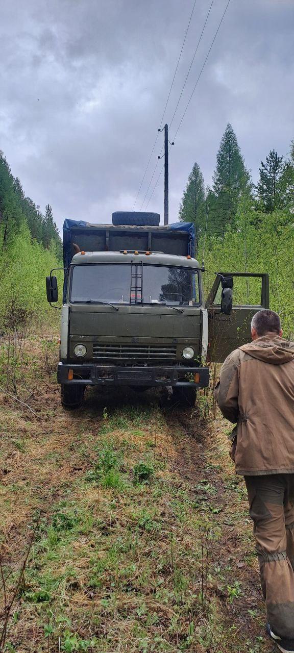В Бурятии двое мужчин спрятали майнинговую ферму в КАМАЗе Специалисты «Россети Сибирь» обнаружили незаконную майнинговую ферму в «КАМАЗе». Двое мужчин самовольно подключились к 10-киловольтной линии электропередачи. Бригада нашла конструкцию при плановом осмотре ЛЭП. Всего внутри грузовика обнаружили 95 майнинговых устройств и трансформаторную подстанцию, способная обеспечить мощностью небольшой населённый пункт. Злоумышленники, когда их заметили работники «Россетей», сбежали на внедорожниках. — Незаконная добыча криптовалют наносит ущерб и энергокомпаниям, и добросовестным потребителям — из-за неё значительно ухудшается качество электроснабжения, — заявил Руслан Хонгоров, начальник управления реализации услуг и учёта электроэнергии «Россети Сибирь» — «Бурятэнерго».