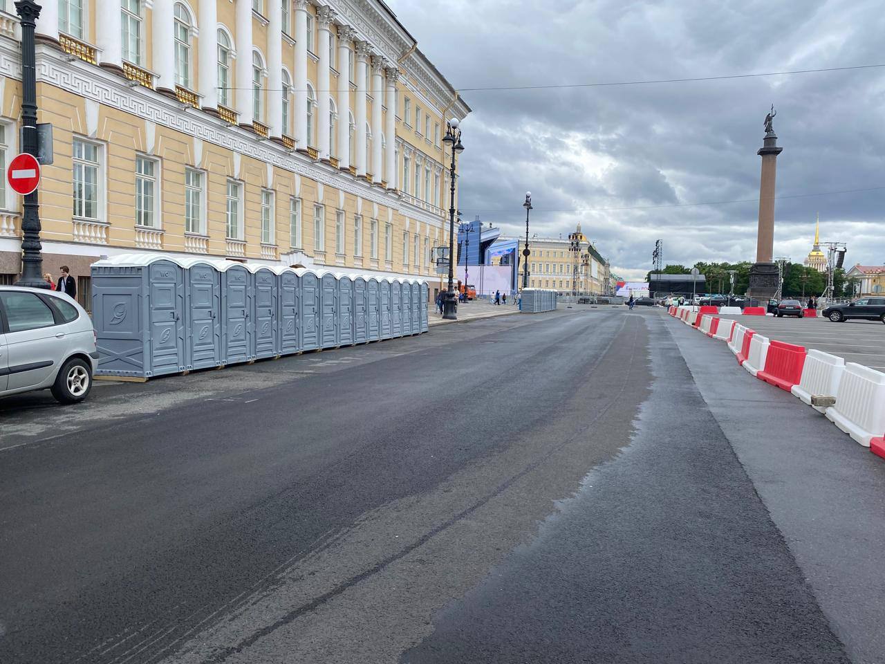 В Петербурге к «Алым парусам» подготовились по полной — в ночь с 28 на 29 июня в городе появится более 600 дополнительных туалетов. Они будут ждать гостей там, где обычно собирается больше всего народа: на Дворцовой, Марсовом поле, у Исаакия и на Адмиралтейском. Главное — все кабинки бесплатные. – жми тут / Прислать новость #спб #питер #петербург