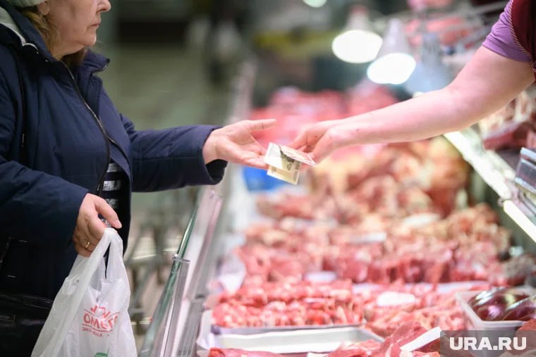 Цены на говядину продолжат расти в Нижнем Тагиле из за повышенного спроса Мясо дорожает по всей России 80 продукции получают от убоя молочного поголовья с более высокой себестоимостью рассказал нам генеральный директор Национального союза производителей говядины Роман Костюк Проектов благодаря которым вырастет внутренне производство на ближайший год не запланировано это значит что продукция будет дорожать Сейчас в местных магазинах цена за килограмм говяжьей мякоти стартует от 800 рублей Подписаться   Дать буст