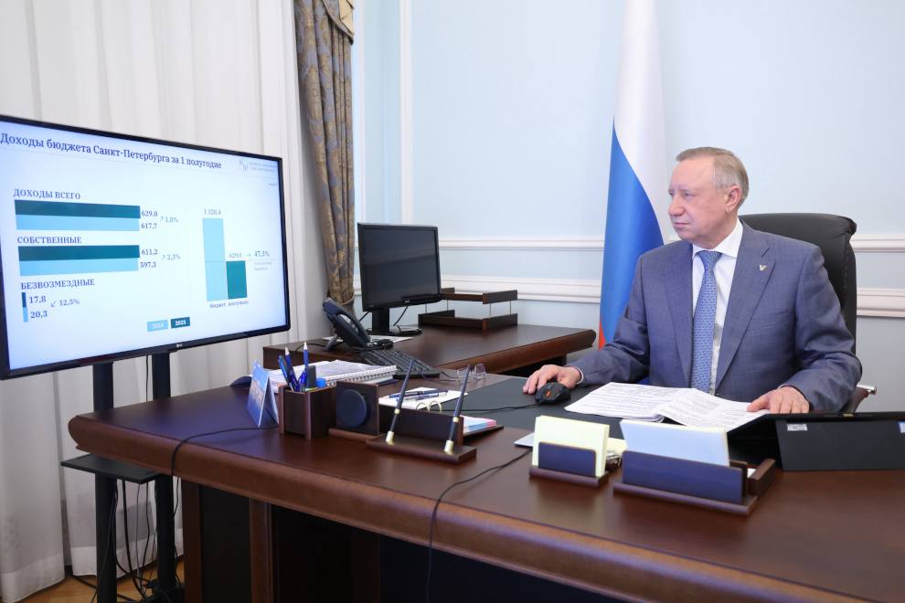 Социальная направленность бюджета - основа бюджетной политики Петербурга. Итоги исполнения бюджета за первое полугодие 2025 года обсудили на совещании Губернатора с членами Правительства. Ключевые цифры: 629 млрд - доходы бюджета за январь-июнь 97% - собственные доходы ; 633 млрд - расходы бюджета больше показателя аналогичного периода 2024 года на 71 млрд ; 124,4 млрд направлено на социальную политику на 23,7 млрд больше, чем в 2024 году ; 22 млрд - исполнение бюджета по нацпроектам почти наполовину больше, чем в первом полугодии 2024 года . «Итоги первого полугодия свидетельствуют, что бюджет исполняется стабильно – в соответствии с утвержденными параметрами. Мы видим положительную динамику в экономике. Несмотря на внешние факторы, бизнес сохраняет устойчивость. В Петербурге средняя налоговая отдача от одного предприятия выше, чем в среднем по Северо-Западу. Это говорит о здоровой деловой среде. Расходная часть, как и в предыдущие годы, сосредоточена на социальной поддержке жителей и реализации программ развития города», - сказал Александр Беглов.