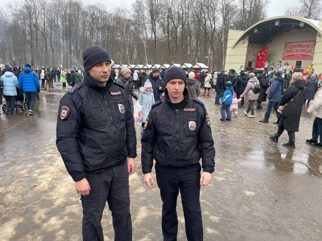 Полиция Тульской области обеспечила общественную безопасность народных гуляний «Широкая масленица»   В Тульской области состоялись мероприятия с массовым участием граждан, посвященные проводам Русской зимы – «Широкая Масленица».   Содействие сотрудникам органов внутренних дел в обеспечении общественного порядка и безопасности оказывали представители добровольных народных дружин, казачества, работники частных охранных предприятий.    ‍ В результате реализации комплекса организационных и оперативно-профилактических мер по обеспечению охраны правопорядка и общественной безопасности в местах проведения массовых мероприятий чрезвычайных происшествий и нарушений общественного порядка не допущено.  #МВД #МВДРоссии #Полиция #ПолицияРоссии #Police #RussianPolice #Russia #ТульскаяПолиция #Общественныйпорядок #Масленица