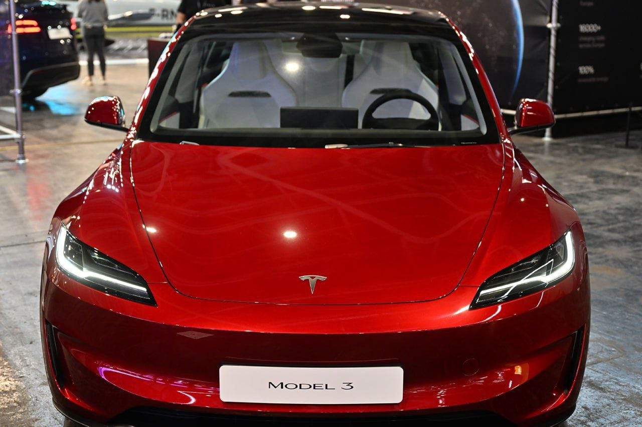 Tesla отзывает 380 тысяч машин из-за неисправности усилителя рулевого управления, пишет Reuters.  Проблемы обнаружены в моделях Tesla Model 3 и Model Y 2023 года выпуска, работающих на старом программном обеспечении.  На 10 января Tesla выявила 3012 претензий по гарантии, которые связаны или могут быть связаны с этой проблемой. Компания сообщила, что выпустила беспроводное обновление ПО для устранения проблемы.   Это уже второй крупный отзыв компанией автомобилей за 2025 год. В январе Tesla отозвала 239 тыс. машин из-за неисправности камер заднего вида.   Mustafa Yalcin / Reuters    Подпишитесь на «Ведомости»