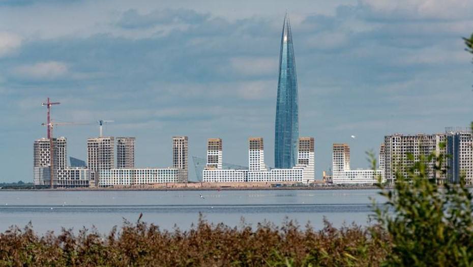 Возле Лахта Центра построят ещё три гостиницы Согласно документу строительство первых объектов включая одну из гостиниц и инфраструктурные проезды может начаться уже в 2025 2026 годах Основная же часть гостиничных комплексов и объектов культуры намечена к завершению в период до 2035 года Предельные сроки реализации проекта Экогалерея Газпром культурного центра с гостиницей выставочными пространствами и залами для конференций общей площадью почти 50 тыс м2 установлены как 2029 год Также к 2035 году согласно описанию проекта планируется возвести ещё три гостиницы но их площади и привязки к конкретному месту в проекте нет Как предполагают опрошенные ДП эксперты они могут разместиться на участке который Газпром сейчас арендует у города Он примыкает к парку 300 летия Петербурга