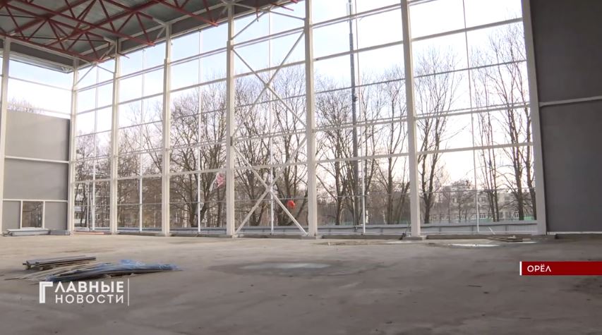 Новый ФОК на улице Матвеева в Орле возводят не прерываясь праздники Строительство не останавливалось в праздничные дни сообщили в Департаменте дорожного хозяйства области Из того что сделано возле модульной котельной полностью смонтирован забор и установлены ворота для пожарного выезда Всего согласно проекту комплекс будет иметь два въезда центральный и запасной пожарный Параллельно завершается установка второй пожарной лестницы ведущей на второй этаж административно бытового корпуса Идут внутренние отделочные работы Подрядчики уложили около 300 квадратных метров керамической плитки в душевых и санузлах что составляет 90 от общего объема запланированных работ Кроме того полностью смонтирована система ливневой канализации В настоящий момент строители занимаются установкой лотков для последующей прокладки слаботочных систем В ближайшей перспективе подрядчик планирует приступить к установке сантехнического оборудования монтажу подвесных потолков и установке межкомнатных дверей