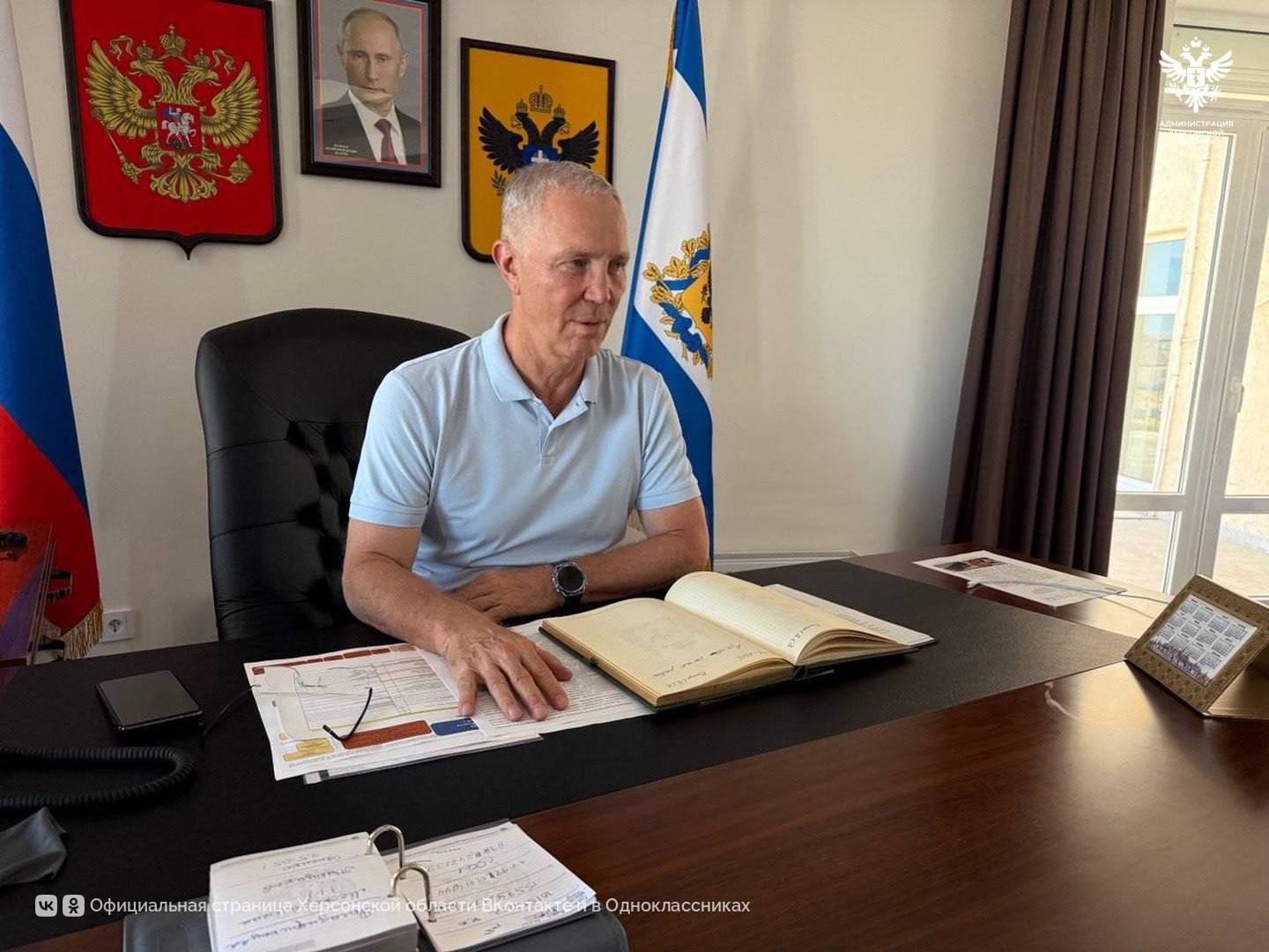Глава региона обсудил вопросы развития Херсонской области на встрече с сенатором Игорем Кастюкевичем  Губернатор Херсонской области Владимир Сальдо провёл рабочую встречу с сенатором от региона Игорем Кастюкевичем. В центре внимания — обеспечение жителей водоснабжением, новые законодательные инициативы и поддержка многодетных семей.  Особое внимание уделили ситуации в прифронтовых районах. После подрыва Каховской ГЭС киевским режимом Северо-Крымский канал обмелел, что привело к перебоям с водой в ряде населённых пунктов.  «Команда Игоря Юрьевича уже передала 50 ёмкостей с питьевой водой для жителей пострадавших районов. Работа продолжается», — отметил губернатор Херсонской области Владимир Сальдо.  Обсудили также законодательные меры, направленные на развитие исторических регионов. Тема поддержки многодетных семей также остаётся в приоритете.  «Многодетные семьи — это основа нашего будущего. Мы делаем всё, чтобы их становилось больше, и такая поддержка была системной», — подчеркнул глава региона.  Сайт   ВК   ОК  #Администрация_Херсонская_область
