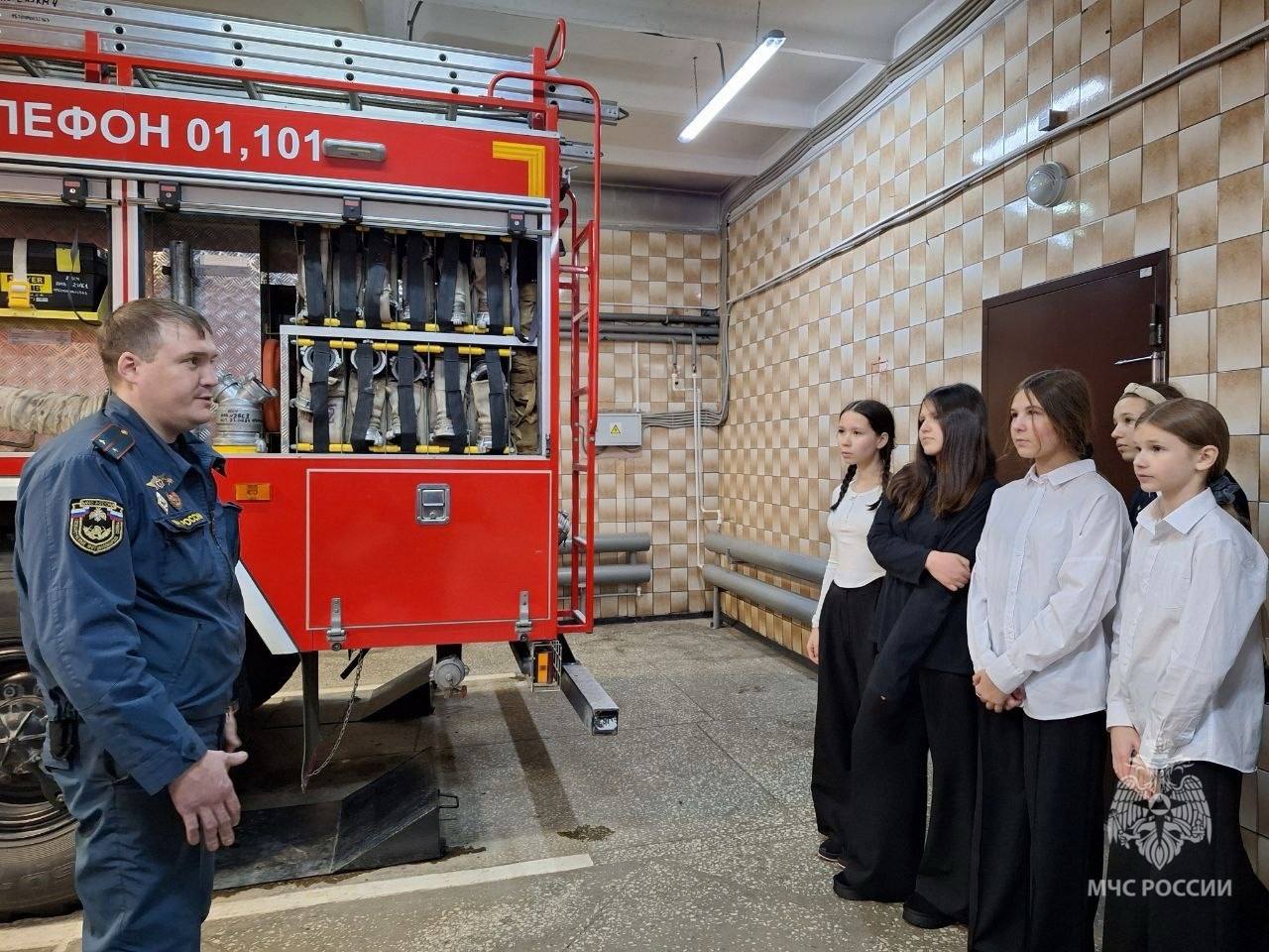 Школьники Надыма познакомились с профессией пожарного.  Экскурсия в пожарно-спасательную часть - это отличный способ не только рассказать детям о важности профессии пожарного, но и обучить их основным правилам безопасного поведения в быту.   Одно из таких мероприятий прошло накануне во 2 пожарно-спасательной части города Надыма для школьников гимназии.  Начальник караула лейтенант внутренней службы Салимов Салават встретил юных гостей и провел увлекательную экскурсию по пожарной части.  Дети побывали на территории подразделения, увидели технику и снаряжение. Кроме того, школьники познакомились с бытом пожарных и условиями несения караульной службы.      МЧС Ямало-Ненецкого АО