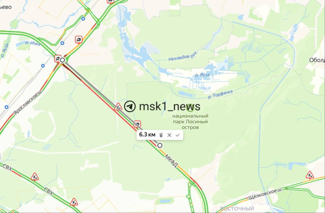 Движение на МКАДе в районе нацпарка «Лосиный остров» перекрыто из-за столкновения нескольких автомобилей — образовалась пробка в 6 километров.   Одного пострадавшего эвакуировали на вертолете. Дептранс призывает искать пути объезда.  Если вы сейчас находитесь там, присылайте фото и видео в редакцию —  .