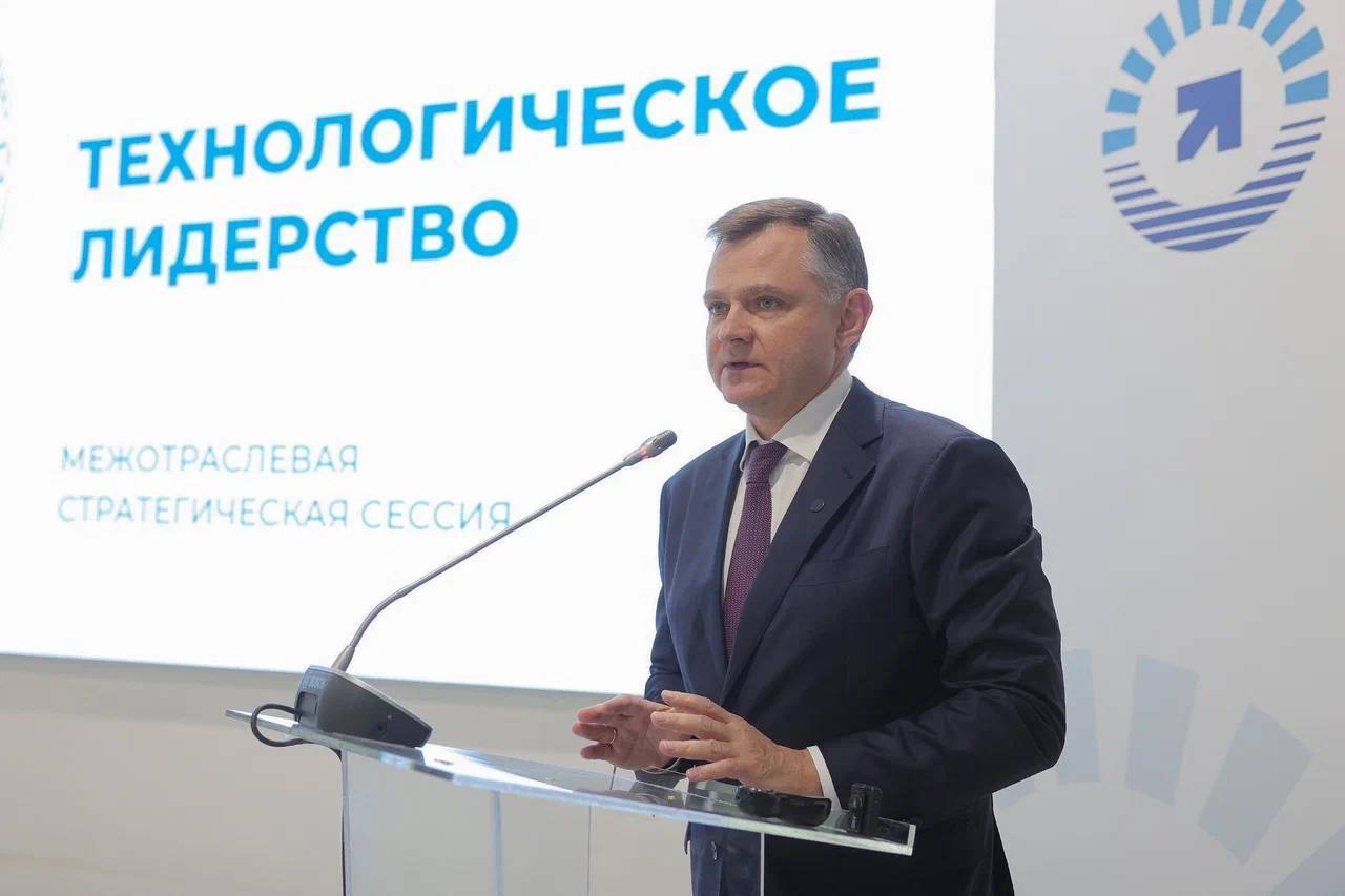 В Ростове-на-Дону с экспертами обсудили идеи, как добиться технологического лидерства региона   На финальной отраслевой стратегической сессии представители науки, бизнеса и ИТ вместе прорабатывали проекты для обновленной стратегии развития области.   Ключевыми направлениями обсуждения стали — система БПЛА, развитие химической промышленности, новые технологии сбережения здоровья и производительность труда.  На встрече, кстати, участвовал Юрий Слюсарь и вице-спикер Госдумы РФ Виктории Абрамченко. Именно по его инициативе такие сессии проходят по всей области, где собирают идеи и запросы местных жителей.   Глава региона подчеркнул, что у Дона серьёзный потенциал в этой сфере — хорошие позиции помогут в импортозамещении и усилят безопасность области.   Идеи участников передадут в правительство и рассмотрят при составлении итоговой стратегии, которую представят уже в конце августа. Будем держать вас в курсе!  #ЮрийСлюсарь #Ростовскаяобласть #СтратегияРазвития