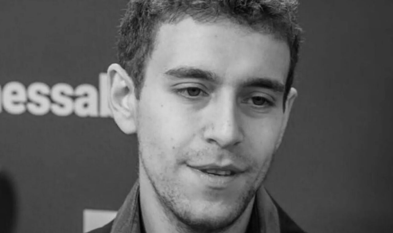 Американский шахматист Народицкий умер в возрасте 29 лет Об этом в соцсетях сообщил шахматный клуб города Шарлотт Причины смерти не уточняются Разделяем большую горечь от неожиданной кончины Дэниэла Народицкого Он был талантливым шахматистом педагогом и важным участником шахматного сообщества Дэниэл также был любящим сыном братом и верным другом Давайте почтим Дэниэла вспомним его страсть к шахматам и вдохновение которое он приносил всем нам говорится в сообщении news matchtv соцсети FIDE