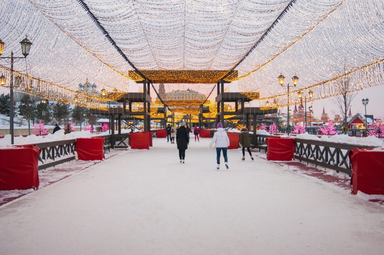 Сегодня на Кремлевской набережной в тестовом режиме открылся каток Рассказываем сколько стоит вход и прокат коньков   entermedia io news na kremlevskoj naberezhnoj v testovom rezhime otkrylsya katok