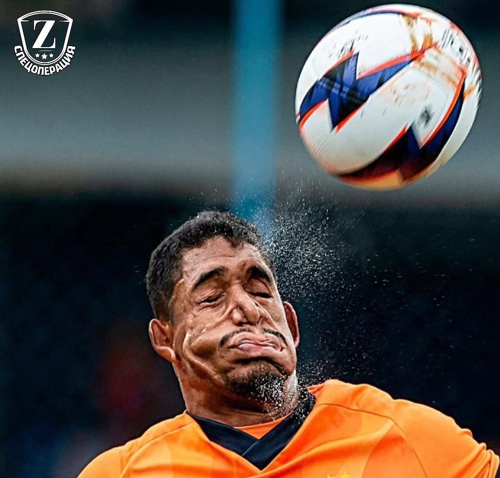 Отбил мяч лицом и стал мемом В Сети расходится фотография 18 летнего вратаря Габриэля Силвы который совершил сейв лицом в матче против клуба Ибрачина Фотограф поймал идеальный момент Записки Феликса отправь другу