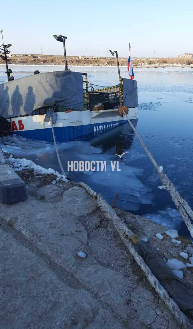 За затонувший краболов во Владивостоке требуют почти 235 млн прокуратура подала иск за ущерб экологии Владельца рыболовного судна Акванавт которое ушло под воду в феврале 2022 года у причала в Зарубино теперь просят заплатить и немало Природоохранная прокуратура требует от компании Примкраб почти 235 миллионов рублей за загрязнение бухты Троица Судно затонуло при выгрузке улова а причиной иска стали последствия аварии для окружающей среды В качестве обеспечительной меры суд арестовал пять судов компании Дело сейчас рассматривается в арбитраже если суд признает компанию виновной ей придётся возмещать весь объём экологического ущерба Источник newsvlru Реклама Подписывайтесь на NEWSVL