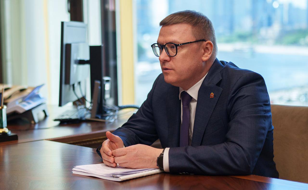 В Москве состоялась рабочая встреча Первого заместителя председателя Правительства РФ Дениса Мантурова с губернатором Челябинской области Алексеем Текслером В ходе встречи глава региона представил основные итоги промышленного развития Южного Урала и ключевые инвестиционные проекты, реализуемые в регионе. Алексей Текслер доложил о темпах роста региональной экономики: «За последние пять лет ВРП Челябинской области вырос в 1,9 раза, достигнув по оценке 2,9 трлн рублей. Это доказывает эффективность реализуемой стратегии развития. Объем инвестиций в основной капитал за 2024 год составил 549,1 млрд рублей, что на 124,6% больше, чем в 2018 году». Отдельно Алексей Текслер остановился на приоритетных направлениях в промышленном развитии региона. Южный Урал активно занимается развитием новых компетенций, в том числе внедрением роботизации. Для достижения этой цели в Челябинске открыт первый в России Завод роботов, специализирующийся на серийном производстве и сборке промышленных роботов-манипуляторов. Сейчас предприятие совместно с ведущим вузом региона готовит специалистов в этом направлении на базе колледжей, техникумов и школ. Данные действия направлены на выполнение задач, поставленных Президентом России. Еще одной точкой роста станет Особая экономическая зона. Ее создание позволит привлечь значительные инвестиции, стимулировать развитие экономики. В рамках ОЭЗ в регионе будет создан кластер современных, высокотехнологичных, в том числе роботизированных производств, который сможет внести весомый вклад в достижение технологического суверенитета. В настоящее время идет работа с потенциальными инвесторами по заключению соглашений. Среди обсуждаемых на встрече ключевых инвестпроектов, реализуемых в Челябинской области, были названы Завод минеральных удобрений в Карабаше, Цинковый завод в Верхнем Уфалее, Завод тяжелого машиностроения и Завод прокатных валков в Магнитогорске, Комплекс преобразовательной техники в Сосновском округе и Завод фронтальных погрузчиков в Челябинске. Особое внимание было уделено развитию оборонно-промышленного комплекса. Алексей Текслер подчеркнул, что вопросы выполнения гособоронзаказа находятся на особом контроле.
