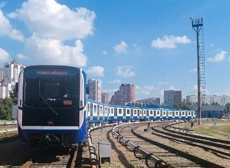 Метро из Москвы в Новосибирск Легко Новенький поезд доставили в столицу Сибири по стальной магистрали Он преодолел расстояние почти в 3000 км Из Мытищ в Московской области до станции Новосибирск Главный далее до новосибирского метродепо 5 вагонный состав проделал путь по железной дороге с помощью отдельного локомотива на своём ходу Равная ширина колеи позволяет сделать путь от цехов машиностроительного предприятия до метротоннелей в разных городах бесшовным По железной дороге перевозят разные нестандартные грузы Например энергетическое оборудование крупные металлические конструкции и даже небольшие дома Перевозка таких грузов настоящая инженерная задача Процесс тщательно готовится строго регламентируется и контролируется
