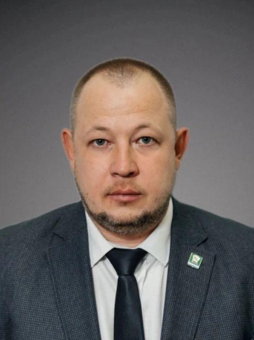 Экс замглавы района в Татарстане предстанет перед судом за получение взятки Речь идет о Николае Бызине бывшем заместителе главы Зеленодольского района По версии следствия в 2022 году чиновник посодействовал передаче одной из проселочных дорог в муниципальную собственность Об этом Бызина попросил директор фирмы по строительству частных домов так как улучшение дороги могло бы повысить привлекательность продаваемых им участков За содействие Бызин получил в собственность участки площадью 600 кв метров каждый стоимостью 1 4 миллиона рублей А уже через 2 года продал по 2 миллиона рублей за каждый Теперь чиновник ответи перед законом по статье о получении взятки в особо крупном размере уголовное дело направлено в суд для рассмотрения по существу KazanFirst   в бот