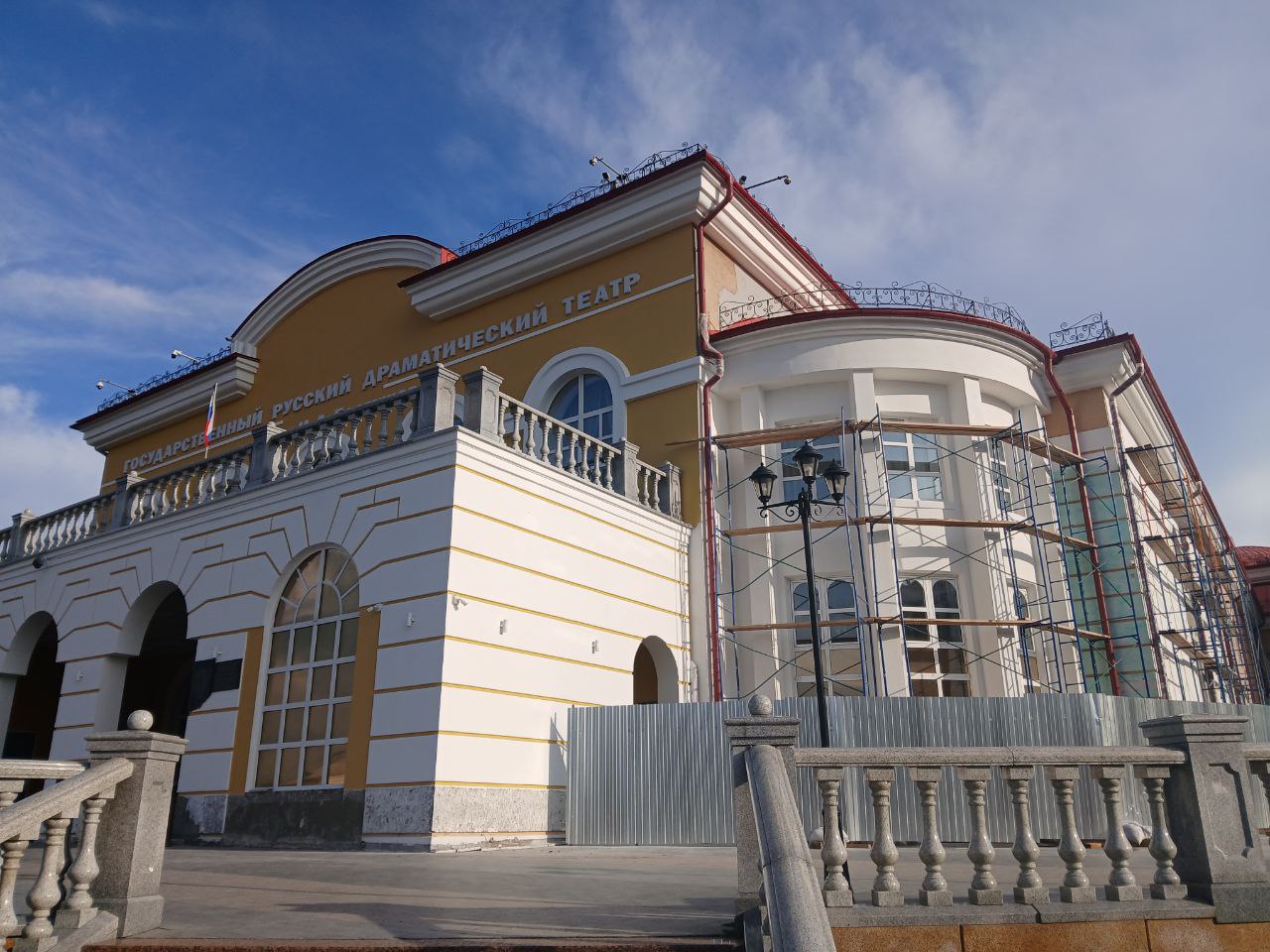 Капремонт фасада Русского драмтеатра в Улан Удэ завершат в 2026 году В пресс службе культурного учреждения заверили что работы идут по графику Обновление началось 24 марта 2025 года Общая сумма капремонта составит 60 5 млн рублей Параллельно продолжаются запланированные внутренние работы в помещениях театра Бурятия Подробности в Номер один Сообщить нам свою новость можно по кнопке Письмо в редакцию