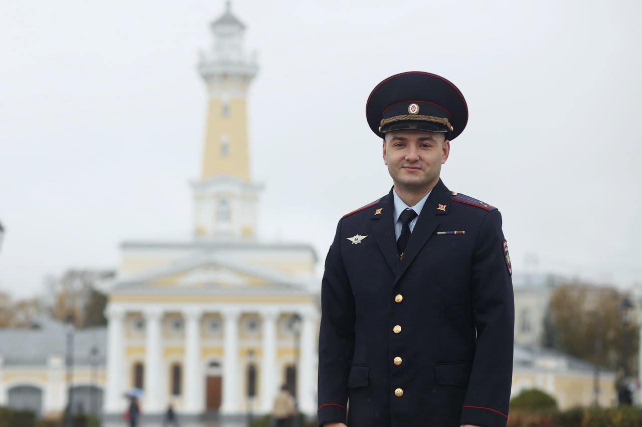 «Народным участковым Костромской области-2024» стал Дмитрий Степченков. За участкового уполномоченного отдела полиции № 1 УМВД России по г. Кострома проголосовали 2530 жителей региона.  Победитель служит в органах внутренних дел 4 года. Благодаря неравнодушному отношению к судьбе каждого заявителя, он успел завоевать доверие жителей. На территории обслуживания участкового уполномоченного полиции в текущем году раскрыто 5 преступлений, выявлено 230 административных правонарушений.  Дмитрий Сергеевич Степченков получил почетное право представлять Костромскую область на всероссийском этапе конкурса. Традиционно он пройдет в формате онлайн голосования в начале ноября.  Ежегодный конкурс проводится в канун дня образования самой народной службы полиции и призван укрепить взаимосвязь между участковыми уполномоченными и населением, а также поднять престиж службы в полиции и привлечь кадры в органы внутренних дел.  #мвдроссии #44mvd #мвд #КостромскаяОбласть #народныйУчастковый2024