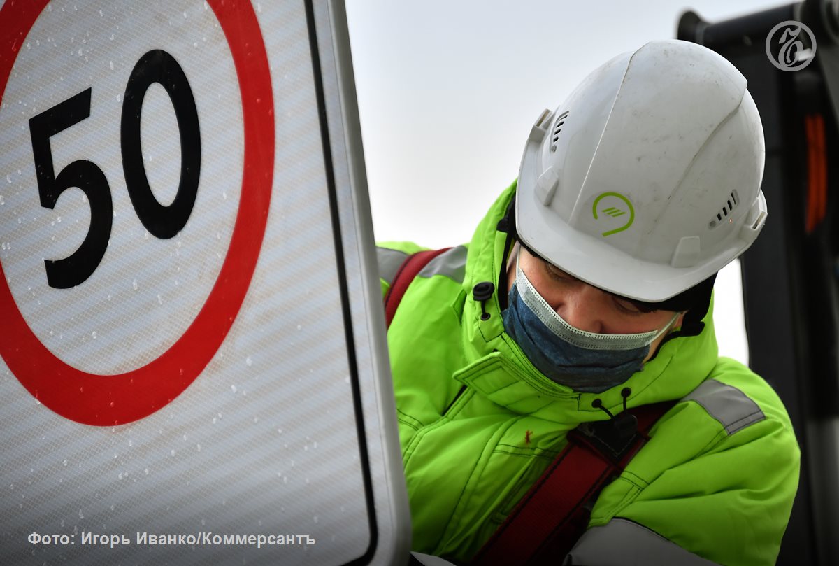 В России могут появиться автодороги без ограничений скорости заявил заместитель главы Минтранса Константин Пашков Автомобили к этому готовы но необходимой инфраструктуры пока нет Когда она может появиться неизвестно но соответствующая технологическая задача перед властями уже стоит заявил замминистра транспорта Сегодня мы имеем транспортные средства которые позволяют развивать очень высокие скорости Но где на них можно ездить без штрафов Дополнительных комментариев по поводу заявлений господина Пашкова Минтранс не дал Опрошенные Ъ эксперты разошлись во мнениях одни предложенную Минтрансом идею поддержали другие считают что российские дороги к безлимитному движению приспособить сложно из за климата Подписывайтесь на Ъ Оставляйте бусты