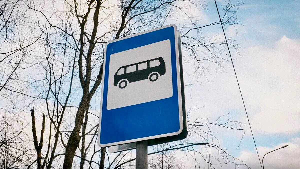 В Хабаровске прокуратура добилась создания еще одного автобусного маршрута Жители района станции Хабаровск 2 г Хабаровска обратились в прокуратуру с коллективной жалобой на недостаточную транспортную оснащенность Прокуратура Центрального района г Хабаровска установила что в районе улиц Промывочная и Шмаковская необходимо создание автобусного маршрута поскольку маршрут Nº 22 обслуживающий район давно не удовлетворяет потребности горожан Отсутствие организованного регулярного автобусного транспорта создает неудобства для жителей и ограничивает население в свободном передвижении Прокуратура внесла мэру г Хабаровска представление и уже с 1 декабря 2025 года установлен маршрут Nº 20 Железнодорожный вокзал Индустриальный парк по регулируемому тарифу Маршрут будет проходить в том числе по улицам Машинистов и Промывочная через остановочные пункты Школа ДОСААф ул Геодезическая ул Шмаковская Индустриальный парк и обеспечит доставку пассажиров до основного транспортно пересадочного узла железнодорожного вокзала В настоящее время администрацией проводятся конкурентные процедуры по определению перевозчика Прокуратура Хабаровского края