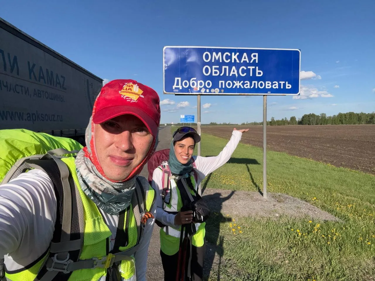 Семейная пара дошла пешком из Москвы до Омской области В январе супруги Павел и Тамара отправились в пешее путешествие по России Их маршрут начался в Москве 19 января за четыре месяца они успели побывать в Екатеринбурге Ижевске Тюмени и других городах Чтобы дойти пешком до Омской области из Москвы нам понадобилось 118 дней рассказала пара в своей группе Сейчас Павел и Тамара находятся в Тюкалинске до Омска они планируют дойти к 23 мая   Мы в МАКС