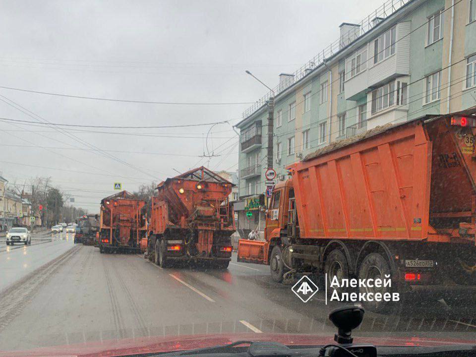 В Дзержинске уже третий день продолжается уборка городских улиц от снега и наледи Фото Алексей Алексеев Подписаться на нас в MAX