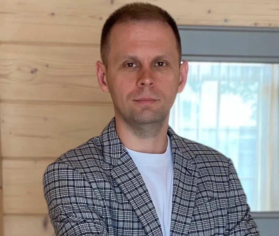 Гендиректор тамбовского оператора связи Ланта Александр Васильев покинул РФ после того как Генпрокуратура инициировала дело о национализации его компании Предприниматель рассказал Ъ что уехал из страны по делам согласовав выезд с правоохранительными органами Я ничего незаконного не предпринимал с иском не согласен готовлю свои возражения Мою позицию на суде будет отстаивать мой представитель Надзор считает что владельцы Ланты являются экстремистским объединением которое поддерживает украинские вооруженные и террористические формирования Сам господин Васильев ранее объявил о готовности передать компанию в собственность сотрудников Соцсети Александра Васильева Ъузнал