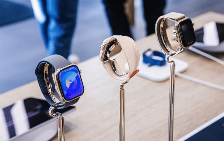 Apple обвинила бывшего сотрудника отдела Apple Watch в краже конфиденциальных данных и передаче их конкуренту китайской Oppo Прямо перед уходом архитектор сенсорных систем провёл десятки звонков с коллегами чтобы узнать о ходе исследований и забрал секретные документы на флешке Коллегам он рассказывал что возвращается в Китай ухаживать за родителями А на самом деле теперь работает в отделе сенсорных технологий Oppo vc ru apple 2176428