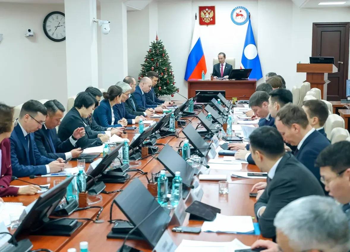 АЛРОСА выполнила план по добыче алмазов в 2025 году Глава Якутии Айсен Николаев сегодня 23 декабря провел совещание о результатах финансово хозяйственной деятельности АЛРОСА в 2025 году и планах на предстоящий год АЛРОСА полностью выполнила план по алмазодобыче на 2025 год оставаясь крупнейшей алмазодобывающей компанией и обеспечивая около трети мировой добычи Несмотря на затяжной спад на алмазном рынке ожидаемый объем алмазодобычи составляет 29 7 млн карат 2025 год для компании прошел непросто Но несмотря на такие условия АЛРОСА полностью выполнила основные производственные показатели провела выдержанную социальную политику которую мы с компанией совместно осуществляем Реализованы очень важные проекты такие как газификация Удачнинского ГОКа и Накынской производственной площадки Это очень серьезные шаги свидетельствующие что компания идет вперед И за это я благодарю коллектив компании подчеркнул Глава Якутии Айсен Николаев Павел Маринычев сообщил что компания сохраняет лучшую в отрасли финансовую устойчивость и рентабельность В условиях кризиса и санкционного давления АЛРОСА остаётся прибыльной что сегодня является исключением для глобальной алмазодобычи В 2025 году геологоразведочный комплекс АЛРОСА достиг серьезного прогресса в части расширения минерально сырьевой базы на ключевых месторождениях Были увеличены запасы на месторождениях уточнены ресурсы в черте Мирного обеспечен прирост на россыпях и перспективных площадях Это позволит обеспечить стабильную работу компании на горизонте 25 30 лет Важнейшей стратегической задачей АЛРОСА остаётся продление жизни базовых месторождений и развитие подземной добычи Инвестиции в рудник Удачный позволят вести добычу до 2055 года В работе находятся проекты подземного рудника Мир Глубокий и на месторождении трубки Юбилейная Компания успешно продолжает развитие направления по добыче золота В фокусе подготовка инфраструктуры и проектных решений по проекту Дегдекан в Магаданской области с выходом на проектную мощность 3 3 тонны золота в год к 2030 му году а также дальнейшее расширение геологоразведки в Якутии и ряде регионов России В 2025 году компания начала добычу россыпного золота как основного вида полезного ископаемого на Анабарском щите Одним из ключевых событий 2025 года стало официальное научно обоснованное международное подтверждение и сертификат об отрицательном углеродном следе природных алмазов АЛРОСА В процессе добычи алмазов происходит поглощение порядка 1 млн тонн CO₂ в год Это означает что каждый третий алмаз в мире сегодня добывается с реальным положительным для климата эффектом В 2026 году АЛРОСА сосредоточится на формировании долгосрочной устойчивости усилении технологического лидерства и подготовке к новому циклу роста мирового алмазного рынка единаяроссия сахасирэ ольгабалабкина мыработаем россия якутия арктика экология арктическаяякутия Подписывайтесь на канал   t me balabkinaov