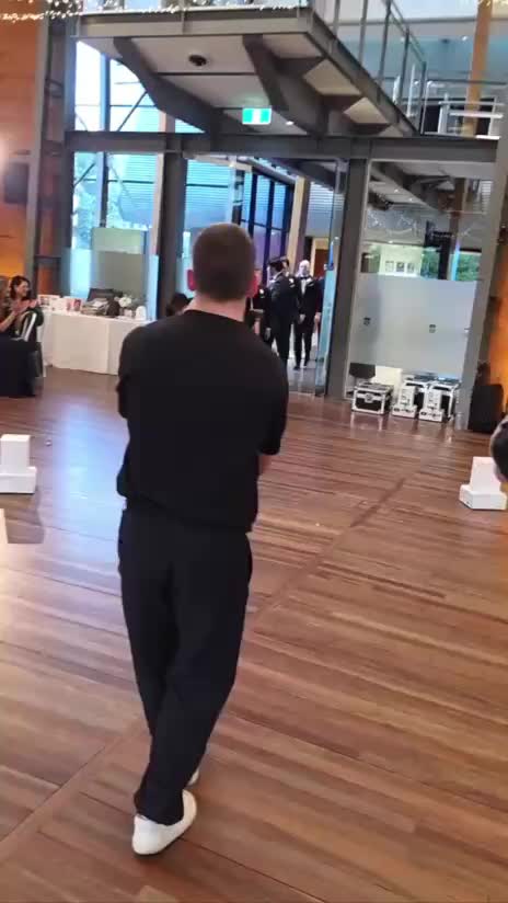 Жених провел свадьбу в стиле Лиги чемпионов с гимном и командным фото