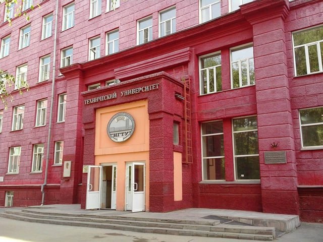 Мошенники атакуют студентов и преподавателей НГТУ звонками В Новосибирском государственном техническом университете зафиксирован всплеск мошеннических телефонных звонков, нацеленных на выпускников. Преступники заставляют студентов переходить на поддельную страницу сайта Госуслуг или пытаются получить доступ к их личным аккаунтам. Подобные атаки участились и в отношении преподавательского состава и научных работников. Мошенники детально анализируют информацию о профессорах и известных ученых, собирая ее из общедоступных источников, таких как научные статьи, онлайн-ресурсы и социальные сети. Продуманные схемы включают в себя сценарии с «ложным начальством» , когда злоумышленники, притворяясь важными персонами, пытаются обмануть даже бдительных людей. Администрация университета настоятельно советует сразу же прекращать любые сомнительные разговоры, особенно если звонящий запрашивает коды из SMS или личные данные. Несмотря на то, что подобные действия редко приносят успех, каждый успешный случай оборачивается серьезными финансовыми потерями для пострадавших. АиФ