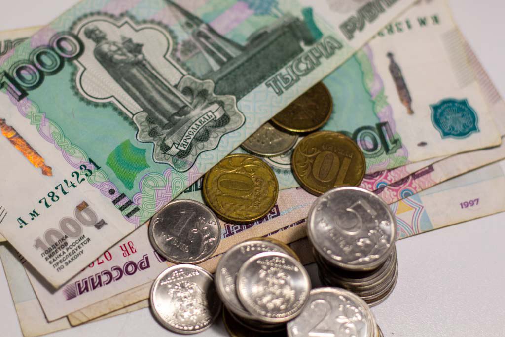 Для одобрения ипотеки в Краснодаре требуется зарплата 100 тысяч рублей Подсчеты сделаны для покупки в ипотеку однокомнатных квартир площадью 35 кв метров Их стоимость вычислена на основе медианных цен предложений на вторичное жилье При этом если в 2026 году реализуется прогноз Минфина и ставка снизятся с нынешних 21 до 16 годовых то для одобрения ипотеки понадобится 77 9 тысяч рублей в месяц