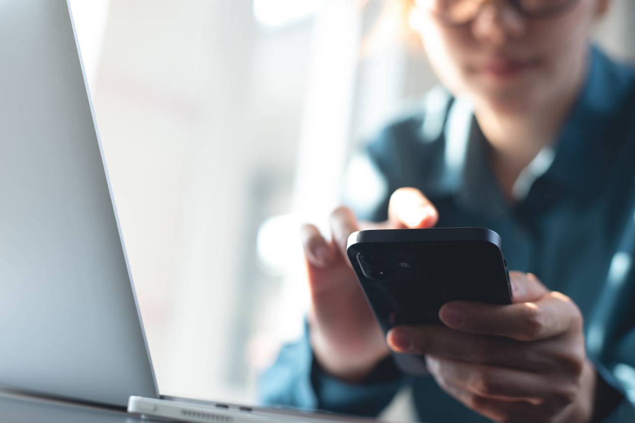 В России появится AI-ассистент для поиска работы — на базе GigaChat Сбер Бизнес Софт и «РосНавык» разрабатывают AI-ассистента на базе GigaChat для помощи в поиске работы. Он будет подбирать вакансии, подсказывать зарплаты, требования работодателей и помогать строить карьерную траекторию. В отличие от обычных чат-ботов, система работает в реальном времени и адаптируется под запросы. Используется архитектура RAG — она сочетает поиск данных и генерацию текста. По словам первого зампреда правления Сбербанка Александра Ведяхина, «умный помощник пригодится всем, кто находится в поиске работы, а также школьникам, которые выбирают будущую профессию. AI-ассистент также будет полезен разработчикам образовательных программ, поскольку в нем будут содержаться актуальные запросы и перечень компетенций, необходимых работодателям». Пилотный запуск охватывает Сибирский федеральный округ и две профессии. В будущем — вся страна и сотни специальностей.