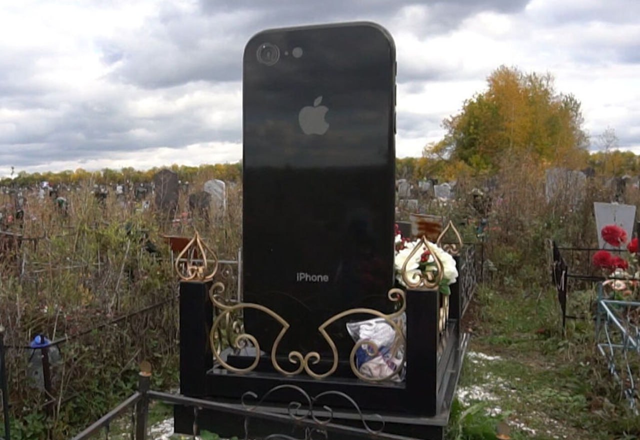 Apple готовится к смерти iPhone. Отчеты Bloomberg показывают, что Тима Кука волнуют только умные очки, а топ-менеджеры бренда прямо заявляют, что не видят смартфон в будущем: «Через 10 лет, возможно, вам вообще не понадобится iPhone», — старший вице-президент Apple Эдди Кью. Конец эпохи близок