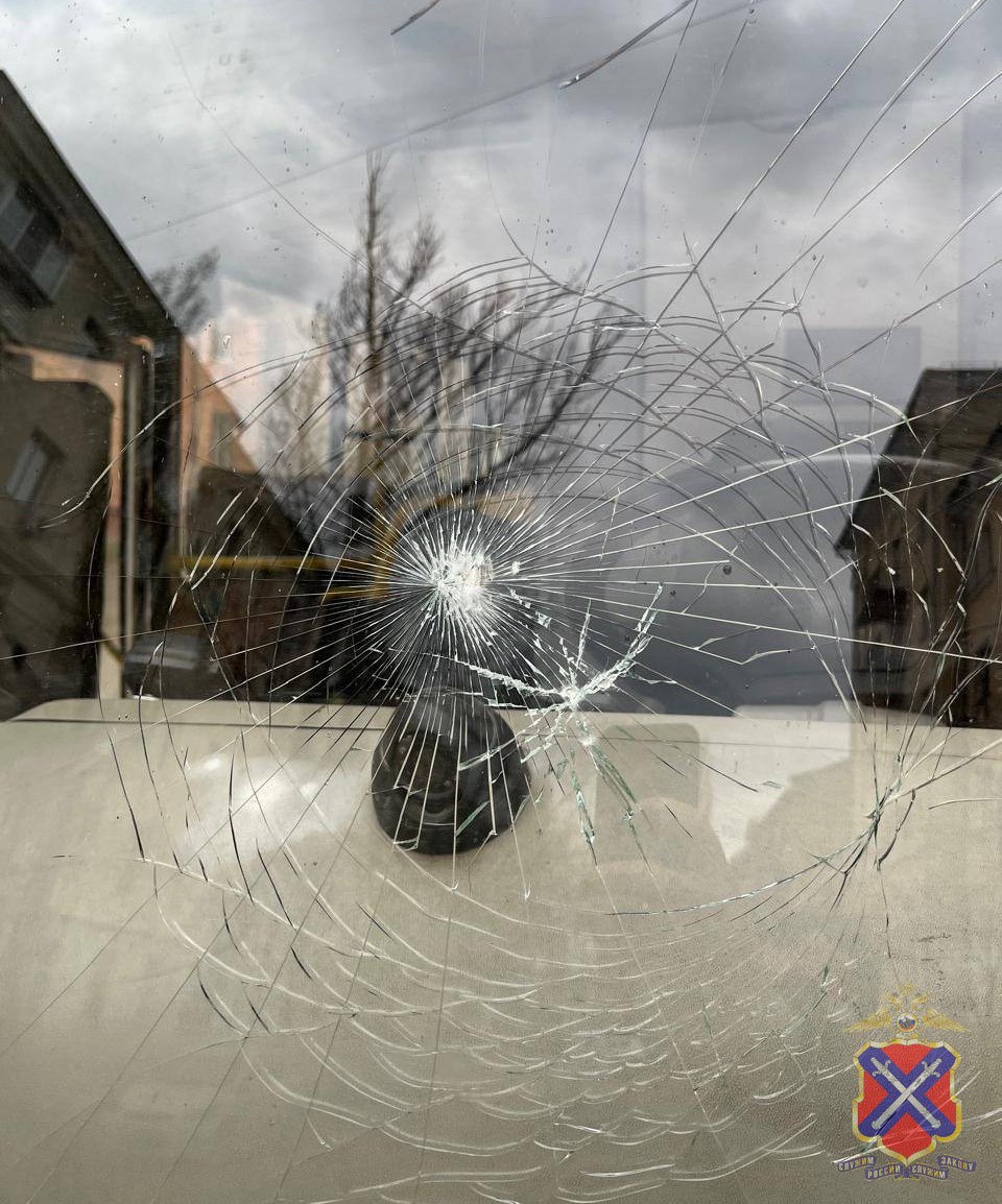 В Волгограде мужчина разбил автобусное стекло из-за злости В Тракторозаводском районе 10 апреля водитель автобуса сообщил в полицию: неизвестный бросил камень в лобовое стекло и разбил его. Это случилось рядом с домом на улице Левитана. Патруль задержал нарушителя на месте. Им оказался 60-летний волгоградец. Он нигде не работает и уже был судим. Мужчина признался, что опоздал на автобус. Разозлился, поднял камень с земли и бросил в стекло. Таким образом он повредил городской транспорт. На него составили административный протокол. Дело передано в суд. Подписаться