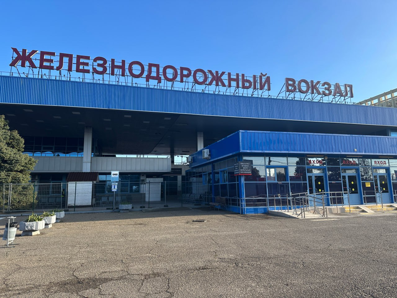 На анапском жд вокзале продавали продукты с нарушениями Выявили это представители транспортной прокуратуры. Установлено, что предприниматели реализовывали продукты питания без маркировки и товаросопроводительных документов. Им вынесли представления устранить все нарушения. Сообщает Анапское Черноморье