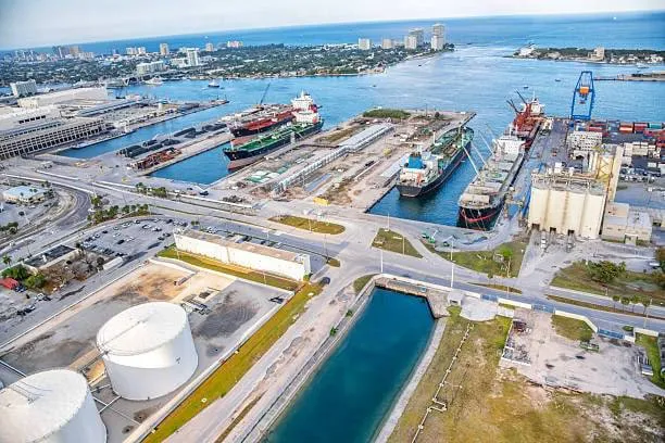 США в апреле нарастили экспорт нефти до рекордных 5 2 млн баррелей в сутки на фоне кризиса на Ближнем Востоке сообщает телеканал CNBC со ссылкой на данные компании Kpler По данным Kpler ежедневно в порты США приходит от 50 до 60 больших танкеров что в два раза больше по сравнению с прошлым годом Блумберг в свою очередь пишет что в краткосрочном режиме потолок отгрузки может достигать 7 млн баррелей в день однако реалистичная цифра находится в районе 6 млн баррелей
